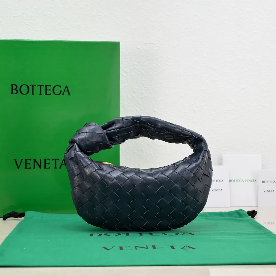 Batch 1120 BV Bottega Veneta's new early spring women's MINI JODIE handbag BV bag 🔥The new method is based on the original rounded corners, knotted with classic woven leather round hobo bag, The most iconic triangular pull-out design, using sheepskin draped soft shape, is super suitable for concave shapes~ Jodie feels really gentle to people, and is definitely the best item for daily matching. It has the same weave, new elements and twists, is compact and versatile, and is the new favorite of street style Internet celebrities! Dimensions: 23x28x8 Model: 6699-1